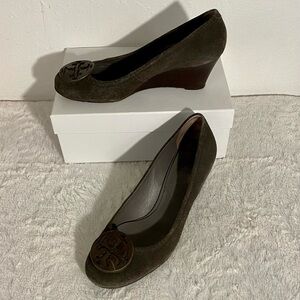 Tory Burch Sally Spilt Suede Wedge Heels Women’s Size 10M Elephant Gray